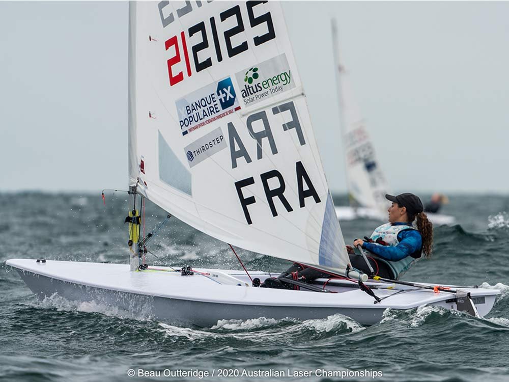 Dériveur Ilca sur mer avec équipage féminin, voile licence FRA, course de ilca/olympique sur mer agitée.