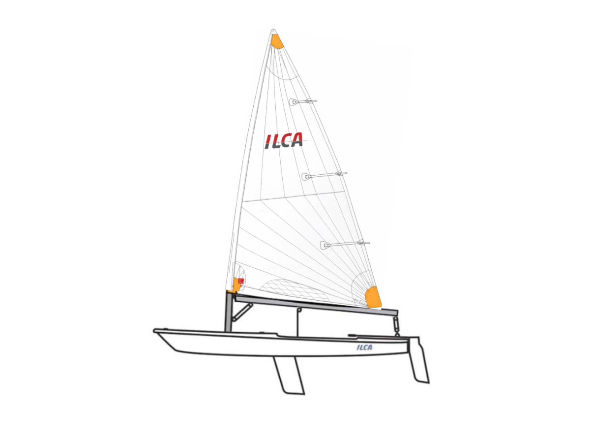 Voile ILCA montée sur un dériveur avec mât vertical et hull effilé vu de côté.